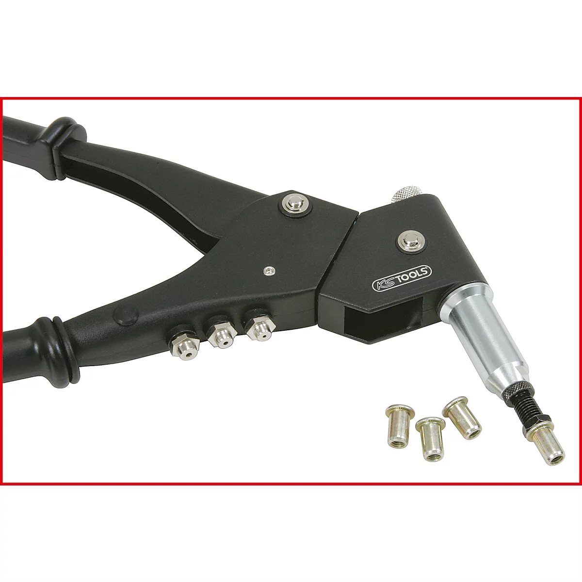 Schwarze Nietzange mit silbernen Nieten, roter Rahmen. Rechts unten liegen weitere Nieten.